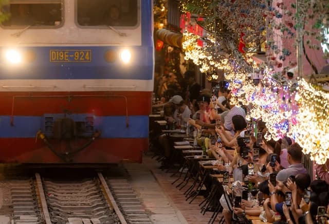Phía sau vẻ đẹp của cà phê đường tàu ở Hà Nội: Trải nghiệm đầy rủi ro, khó xóa bỏ