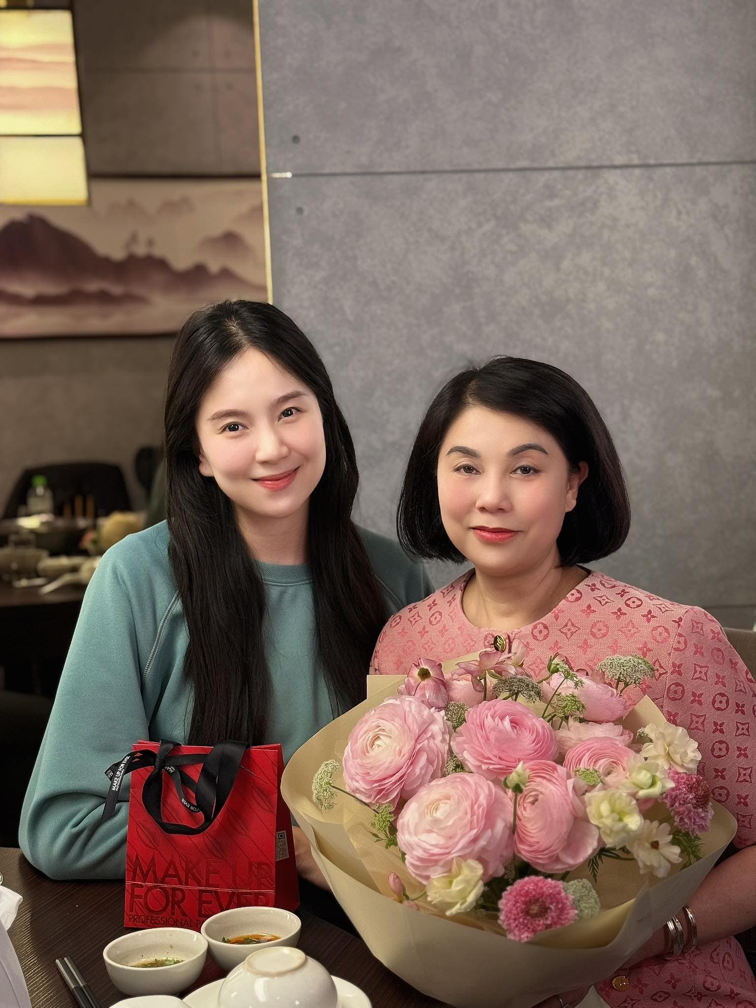 Biết MC Mai Ngọc xinh đẹp rồi, nhưng không ngờ mẹ ruột cũng sở hữu nhan sắc 'không phải dạng vừa'