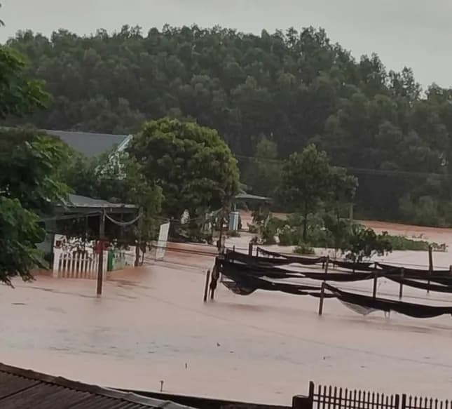 Nhiều tuyến đường ở TP Thái Nguyên chìm trong biển nước sau cơn mưa lớn