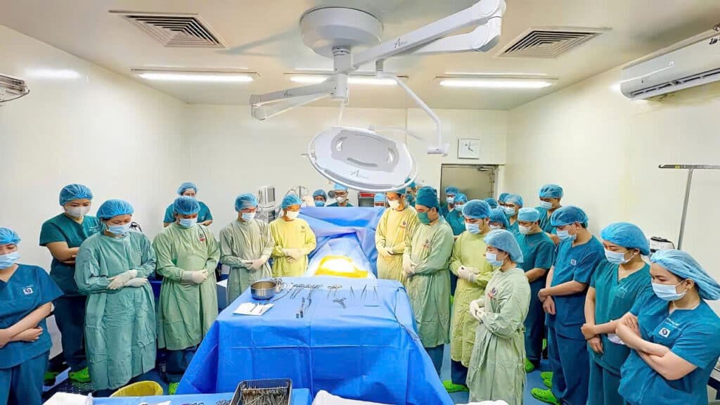 Gia đình ngậm ngùi tiễn biệt người phụ nữ qua đời vì TNGT: Trắng đêm hồi sinh 3 sự sống từ tim và 2 thận của người hiến chết não