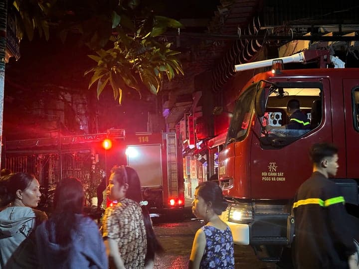 Cháy chung cư ở TP.HCM trong đêm, 8 người tử vong