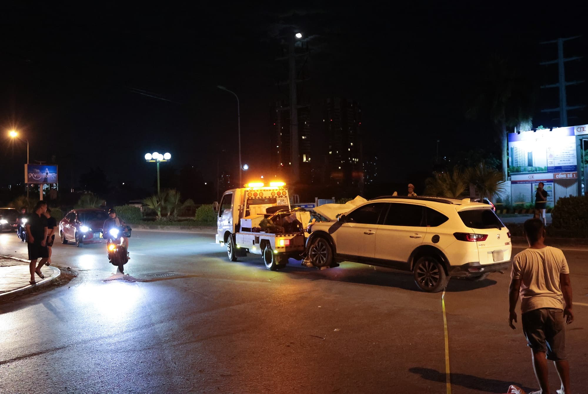 Cảnh tượng xé lòng: Người vợ trẻ ngã quỵ bên thi thể chồng sau vụ ô tô tông liên hoàn ở Hà Nội