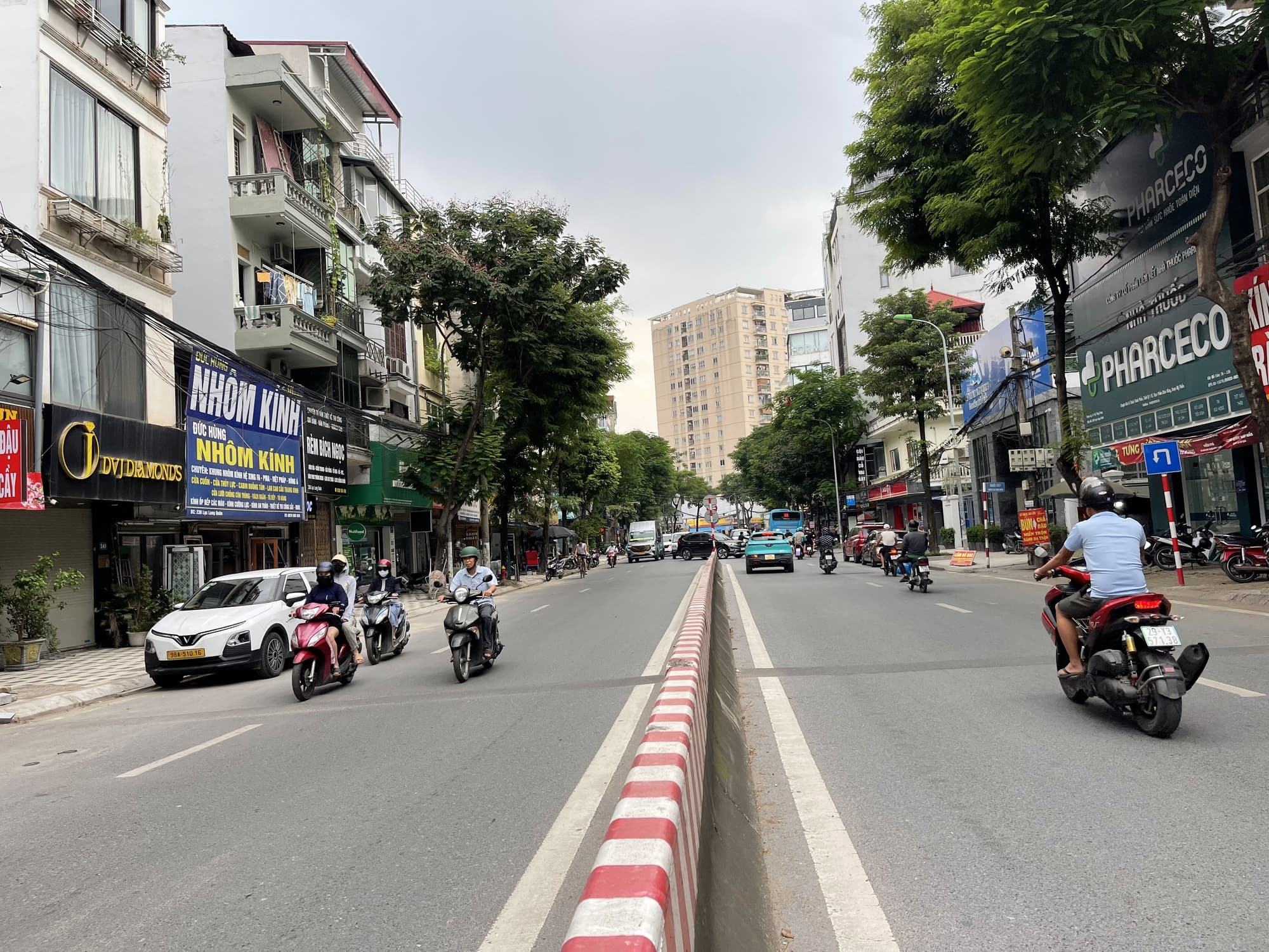 Hà Nội tiến tới không còn xe máy chạy xăng trong vành đai 1: Cư dân chung cư sạc pin xe điện ở đâu?