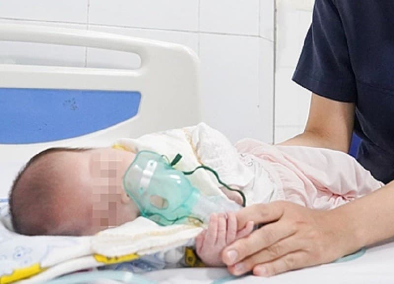 Trẻ sơ sinh thở ra tiếng gà gáy vì bệnh truyền nhiễm cấp tính