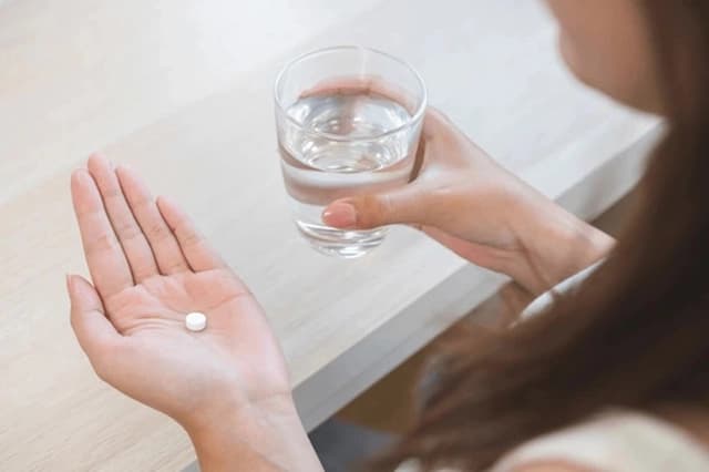 Mới 28 tuổi nhưng thận yếu như ông già 80, cô gái khóc trong xấu hổ: 'Tôi cũng chỉ muốn đẹp hơn'