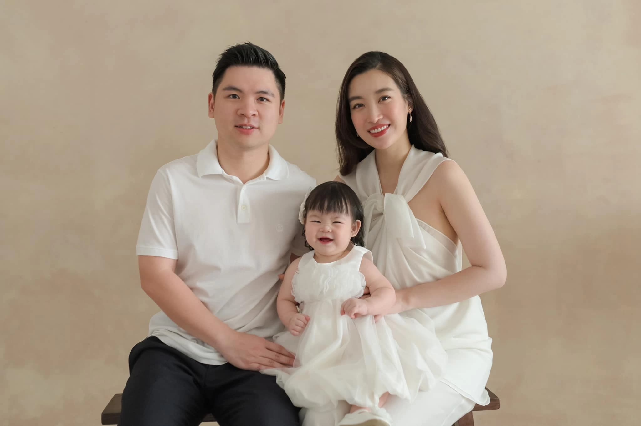 Ái nữ nhà Đỗ Mỹ Linh tựa vai Chủ tịch CLB Hà Nội tình cảm trên xế hộp bạc tỷ nhưng lại 'phũ' với mẹ