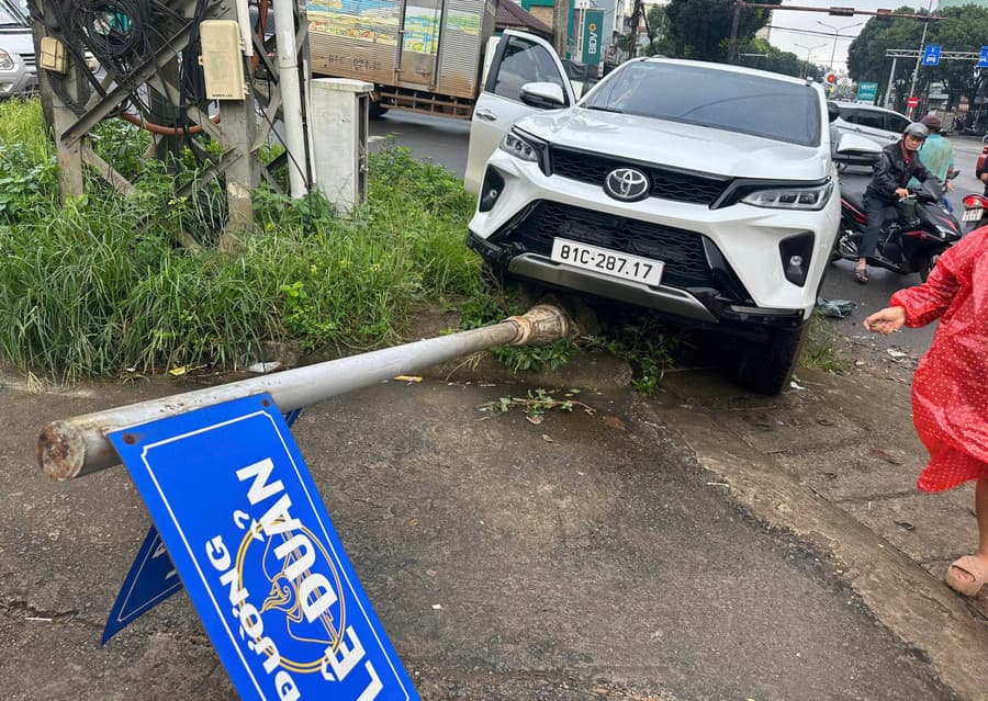 Phá cửa xe 7 chỗ, cứu người đàn ông nghi đột quỵ