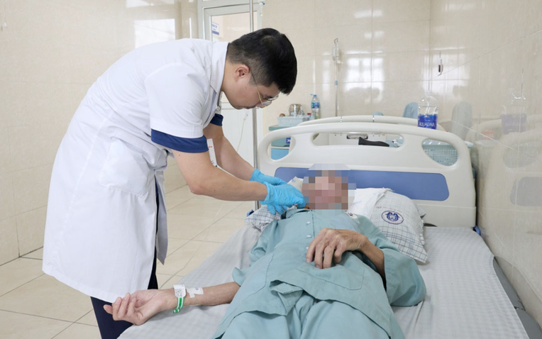 Rùng mình: Giòi bò lổn nhổn bên trong vết thương vùng cổ