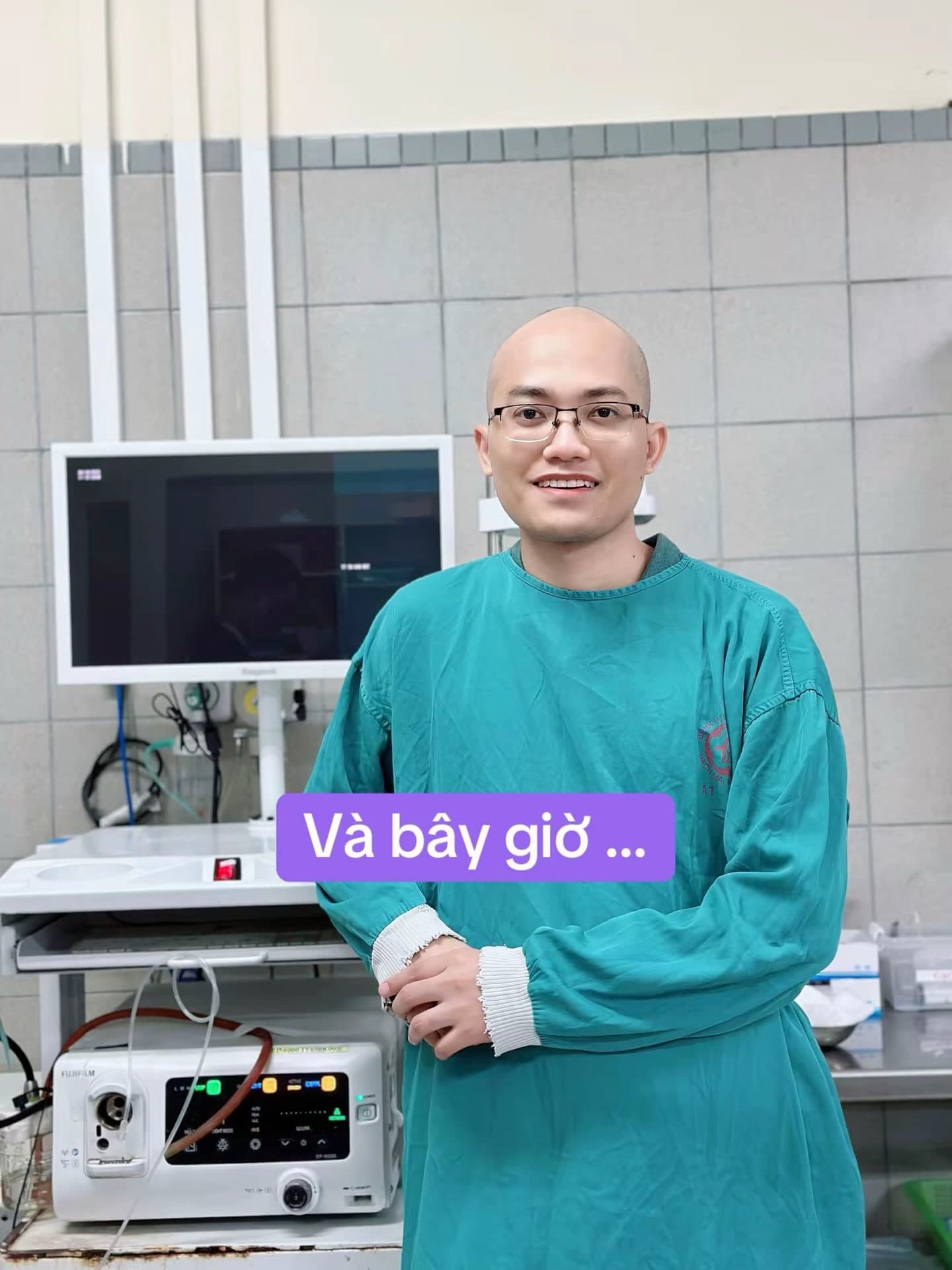 9 năm khắc nghiệt của một bác sĩ nội trú: Vẻ đẹp trí tuệ... cần gì tóc!