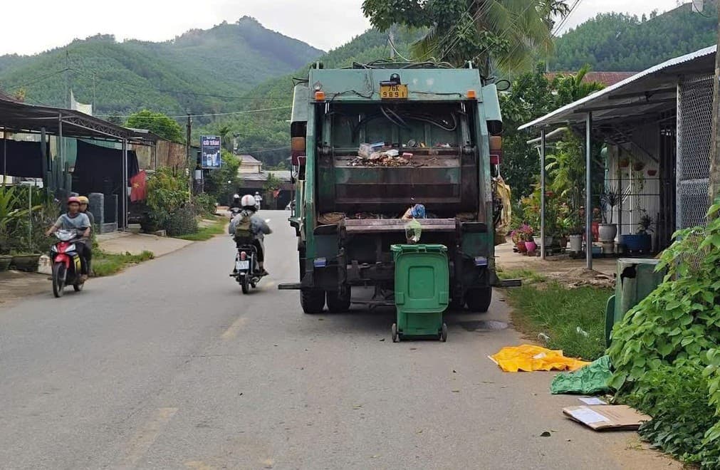 Công nhân môi trường hoảng hồn phát hiện thi thể trẻ sơ sinh trong thùng rác