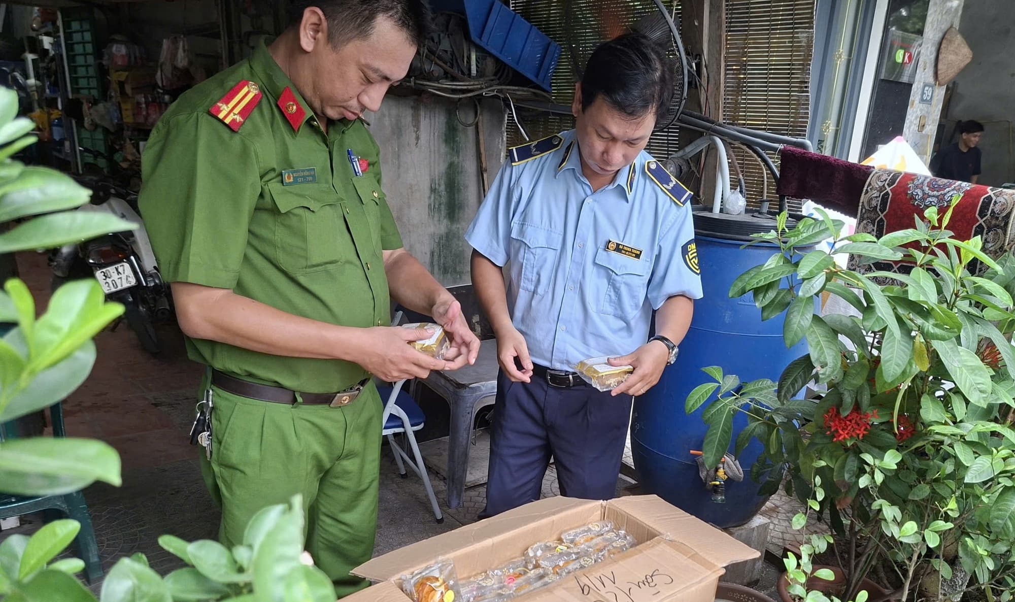 Hà Nội phát hiện 1.664 bánh trung thu không rõ nguồn gốc suýt lọt ra thị trường: Người mua chớ dại rước về!
