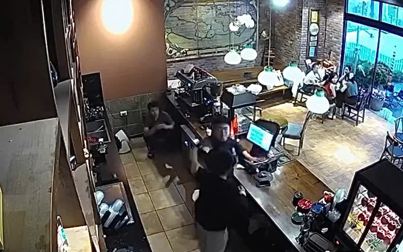 CLIP 'tổng tài' lặn lội đến quán cà phê xin lỗi, chủ quán: '24h là quá muộn, mời ra ngoài, chị không tiếp em”
