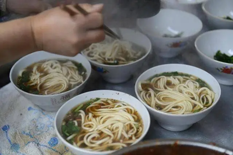 Vì sao bữa sáng không nên ăn mì? Không chỉ mì, 3 loại thực phẩm này cũng cần tránh xa