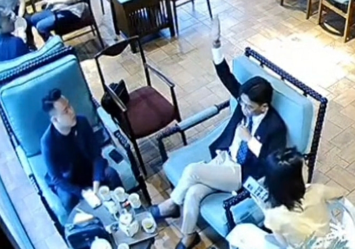 Công an TP Hà Nội bắt khẩn cấp 'thư ký' của 'tổng tài' trong vụ đánh người ở quán cà phê