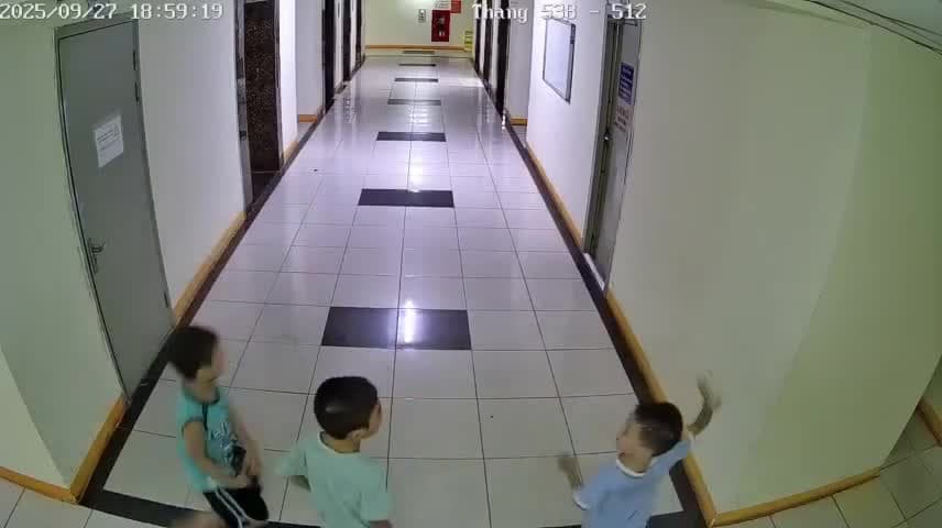 Cháu bé ở Hà Nội ném dép trúng van nước chung cư khiến 4 thang máy lênh láng, hư hỏng: Ai phải chịu trách nhiệm?