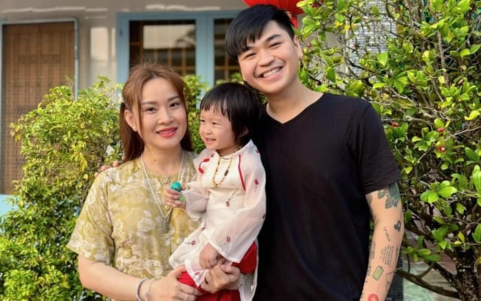Vợ hơn 8 tuổi, lỡ 1 lần đò, có 2 con riêng của nam ca sĩ Việt lo sợ 1 điều