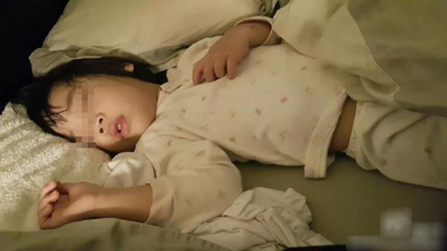 Bé gái 6 tuổi ngủ một mình trên chiếc giường 2 mét, nhưng lúc nào cũng kêu 'chật chội', người mẹ bật khóc khi kiểm tra camera giám sát!
