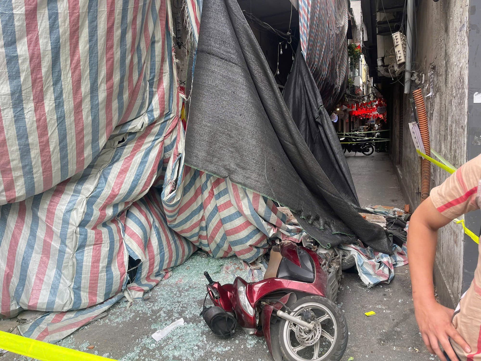 Vụ bê tông rơi trúng người đi đường ở Hà Nội: Danh tính 1 nạn nhân đã tử vong