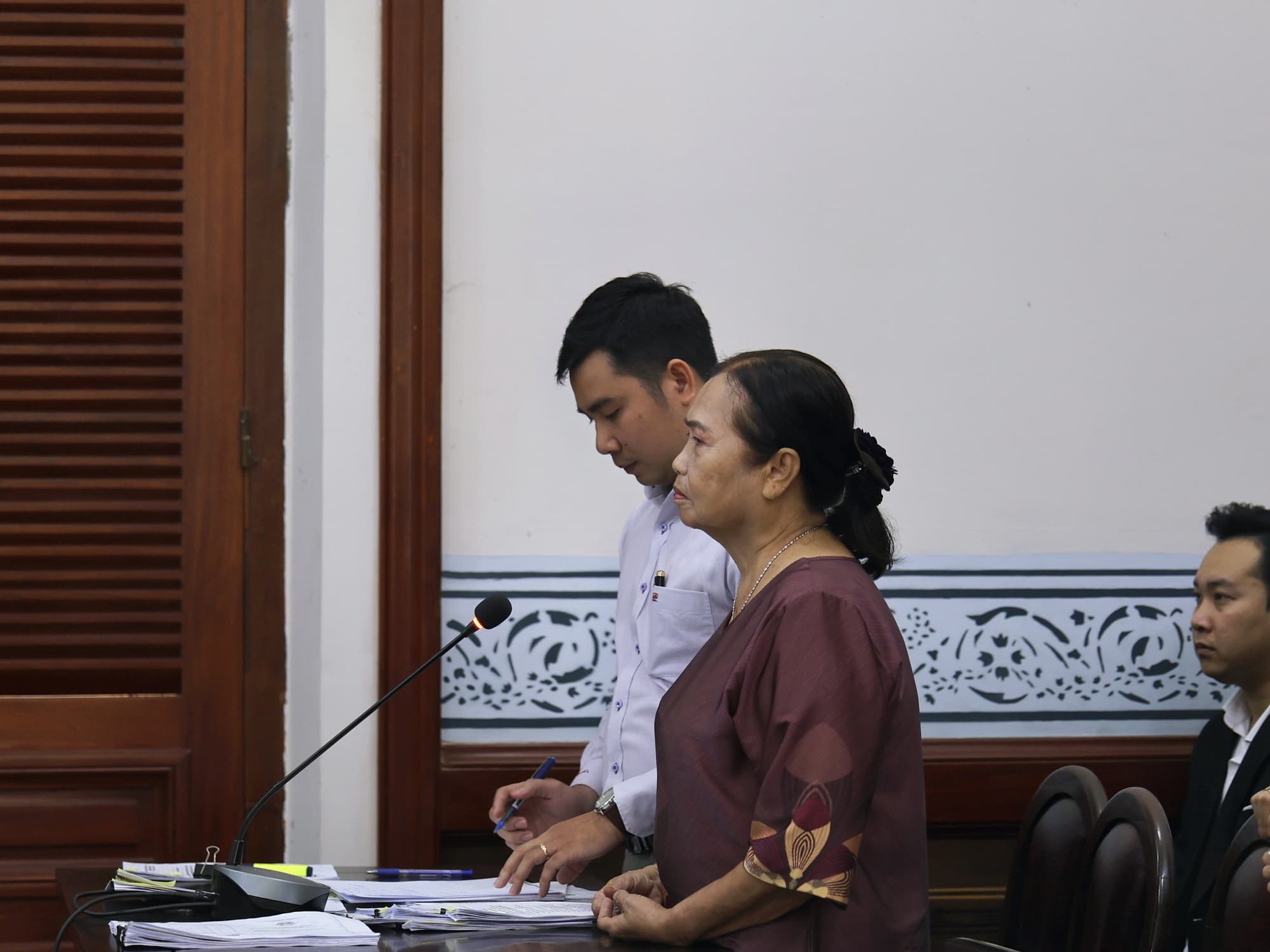 Mẹ người mẫu Đức Tiến đặt nghi vấn con dâu đã nhận số tiền phúng điếu lớn mà không công khai