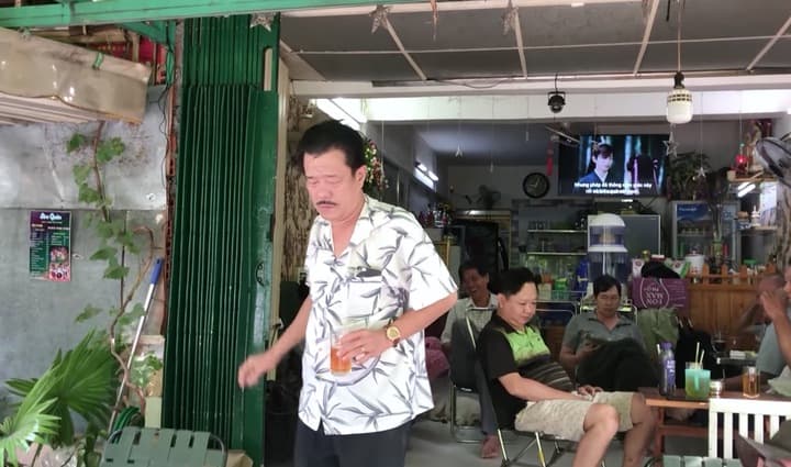 Danh hài bỏ sân khấu về đạp xích lô, giờ phải bán cà phê cóc