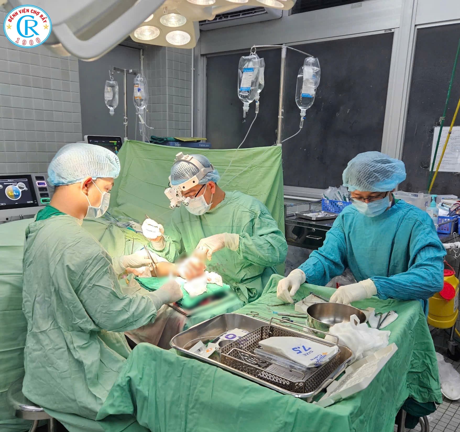 Bị chém đứt lìa hai bàn tay sau cuộc ẩu đả với hàng xóm, người đàn ông 40 tuổi nguy kịch được cấp cứu khẩn