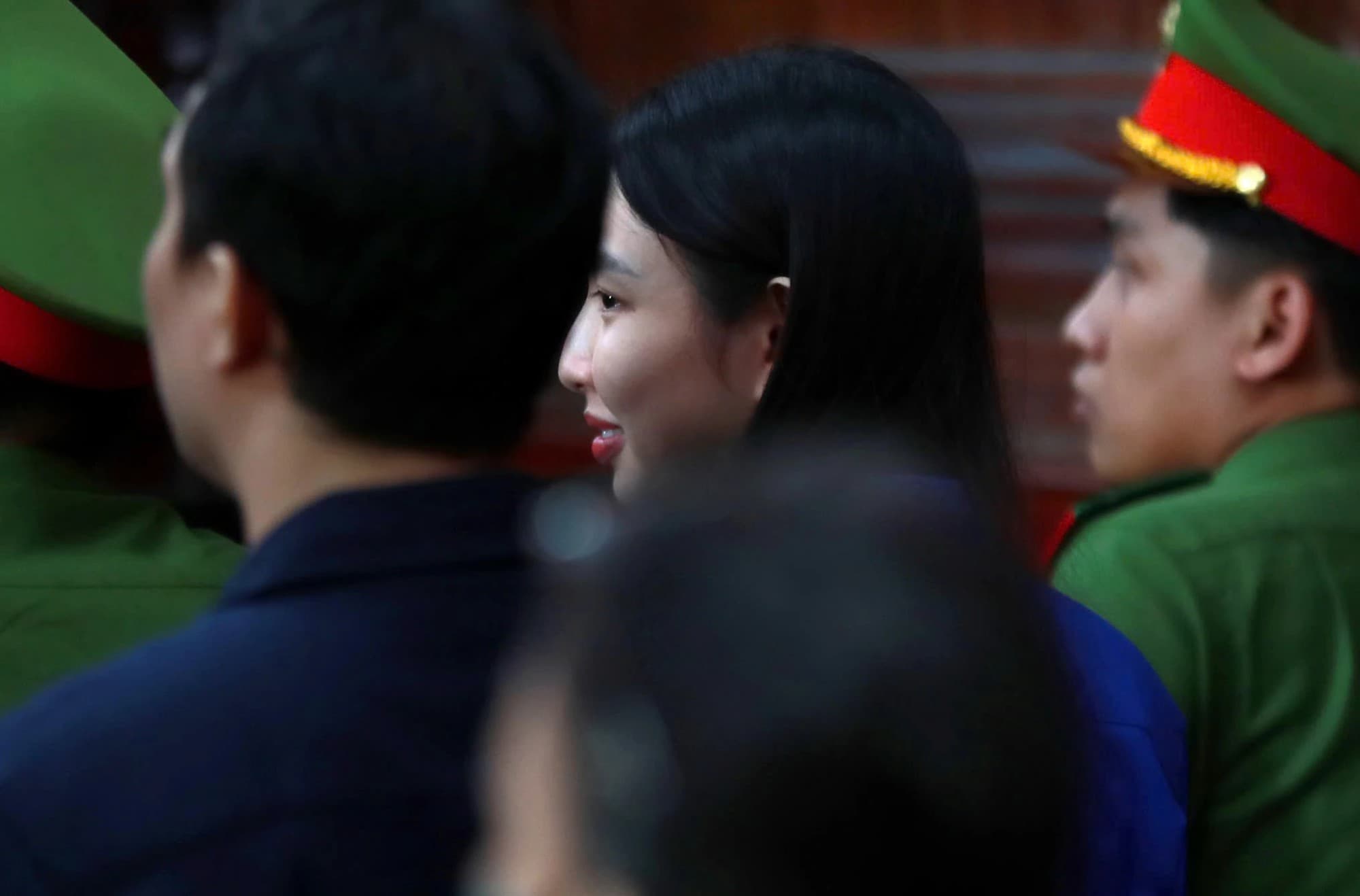 Thuỳ Tiên cởi bỏ khẩu trang, nở nụ cười hiếm hoi sau 6 tháng tạm giam!