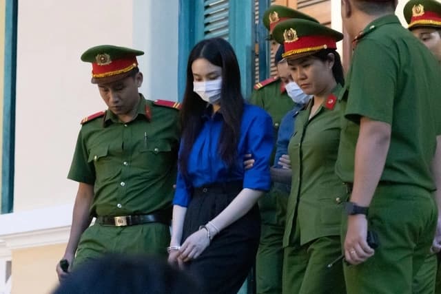 Thùy Tiên vội ôm lấy khi Hằng Du Mục bật khóc nức nở