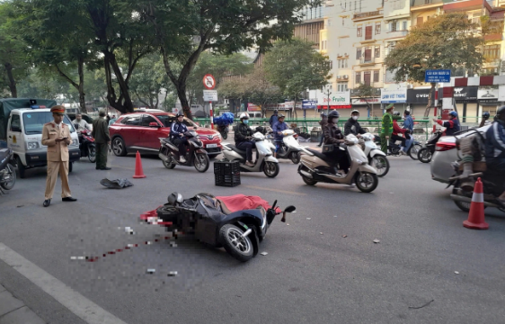 Va chạm với xe khách, nữ sinh viên đi xe máy tử vong