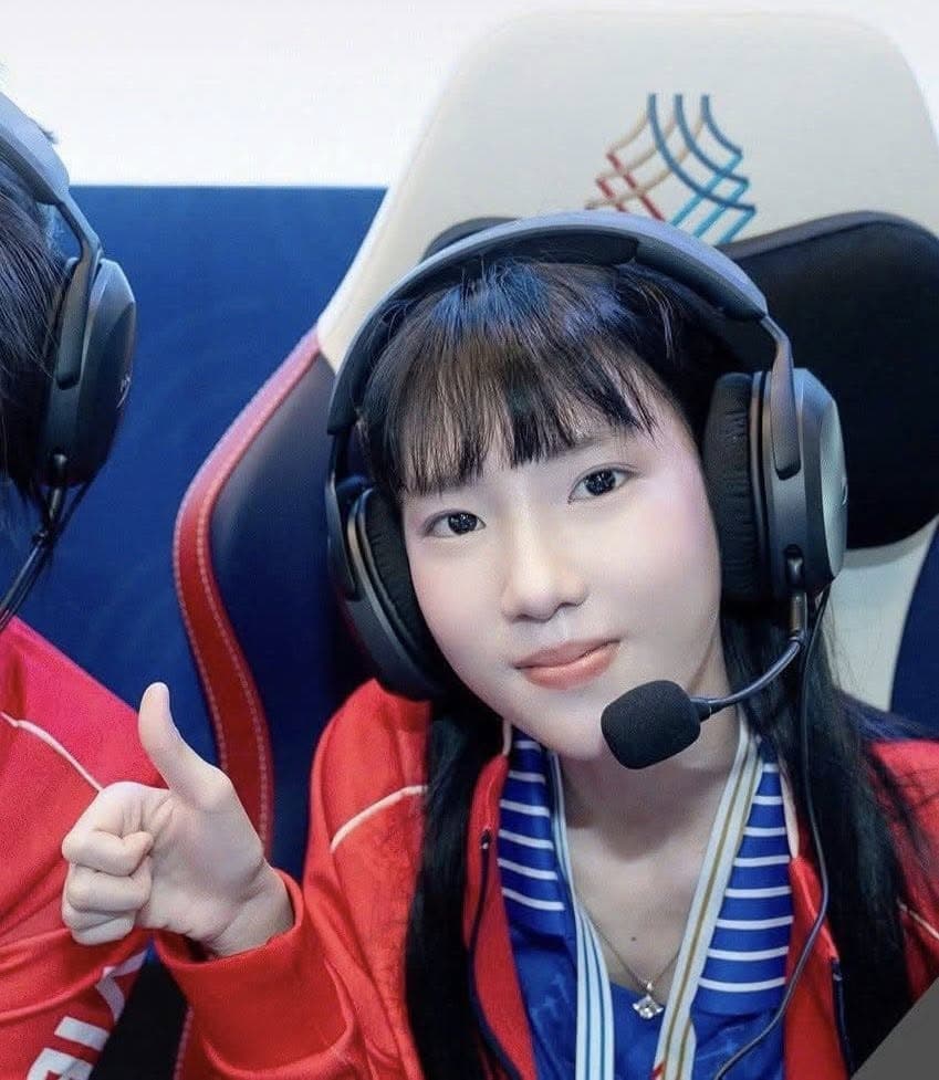 Bức ảnh viral nhất hôm nay: Dáng ngồi ung dung mang về tấm HCV SEA Games cho Liên Quân Mobile Việt Nam