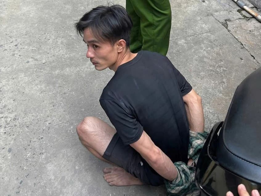 Đang uống cafe thì nghe tiếng hô, gần chục người đàn ông bật dạy lao ra đường: Kết quả sau đó