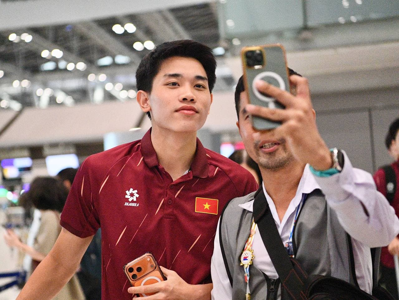 Trai đẹp U22 Việt Nam Đình Bắc, Thanh Nhàn mang HCV về Việt Nam, thủ môn 1m91 visual sáng bừng ký mỏi tay cho CĐV