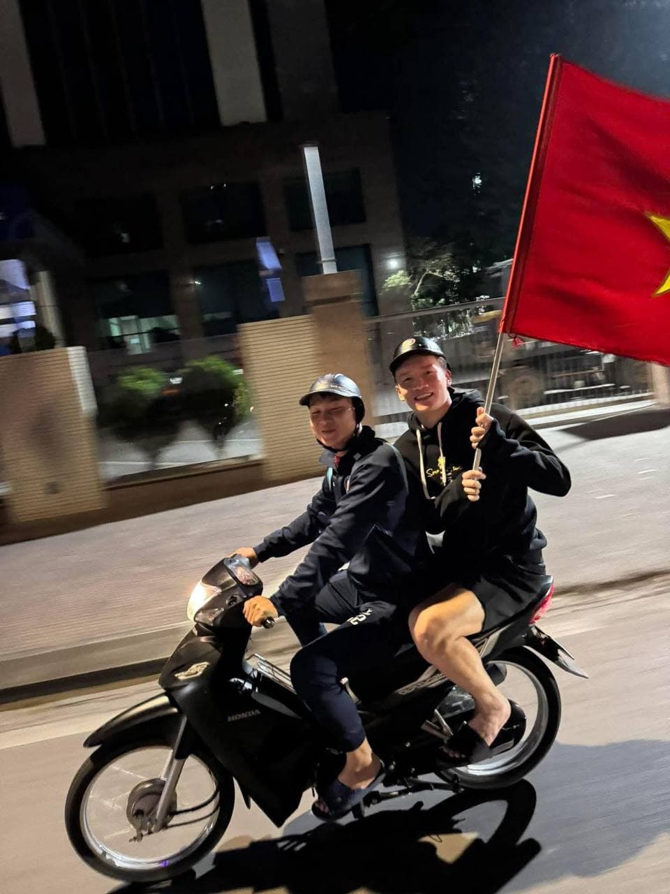 Bắt gặp Quang Hải lao ra đường ăn mừng U22 Việt Nam vô địch: Người tạo trend "đi bão" nay được đi bão rồi!