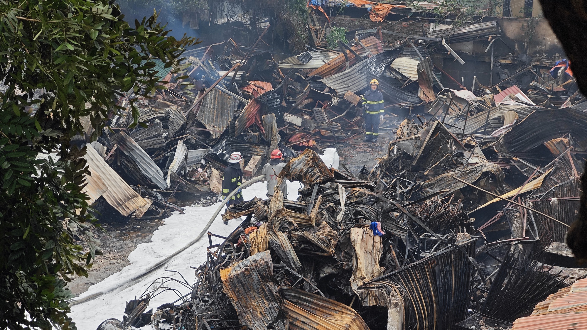 Toàn cảnh hiện trường vụ cháy chợ Xanh ở Hà Nội: Tiểu thương bàng hoàng bật khóc vì cả tỷ tiền hàng Tết vừa nhập đã hóa tro