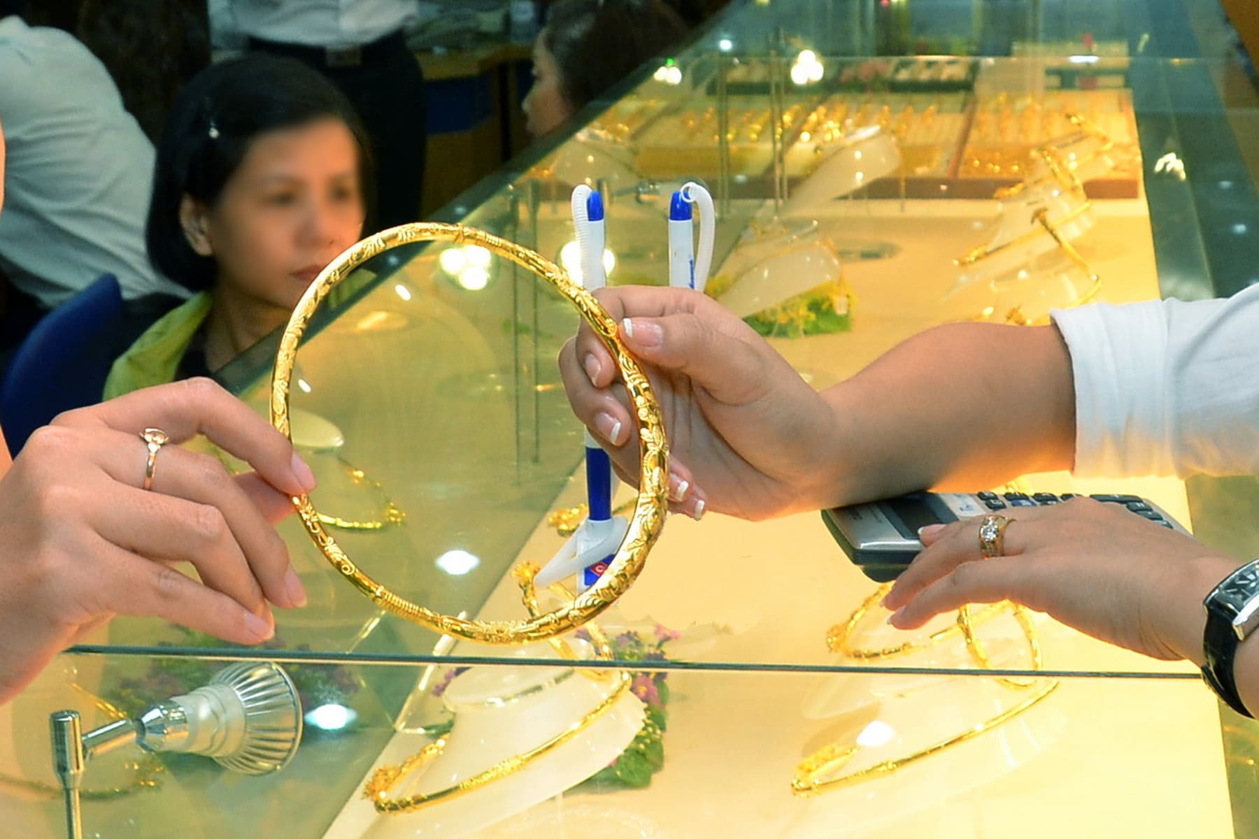 Sáng 30-12, giá vàng miếng SJC và vàng nhẫn đồng loạt giảm đến 5,5 triệu đồng/lượng