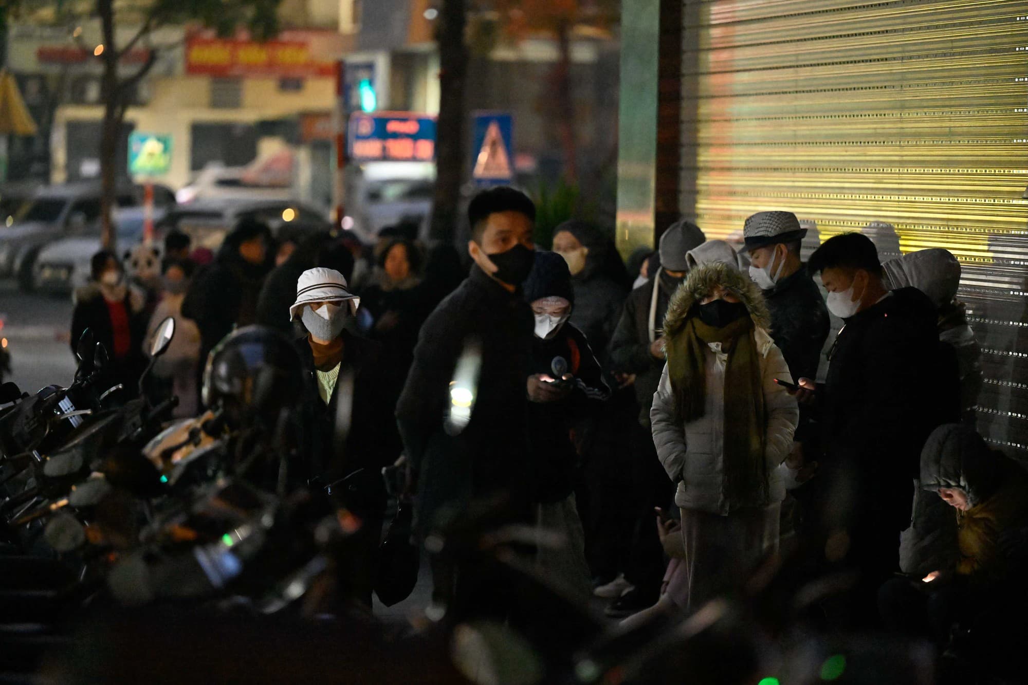 Hà Nội rét cắt da 10°C, phố Cầu Giấy xuất hiện cảnh tượng hiếm thấy từ 3h sáng