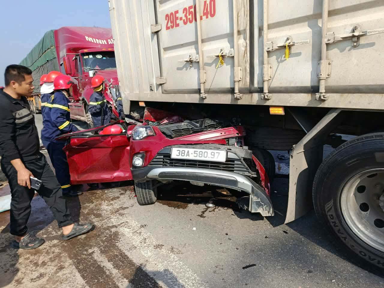 Kinh hoàng hiện trường vụ tai nạn liên hoàn ở Hà Tĩnh: Xe con bị vò nát, tài xế được đưa ra ngoài trong tình trạng khó tin