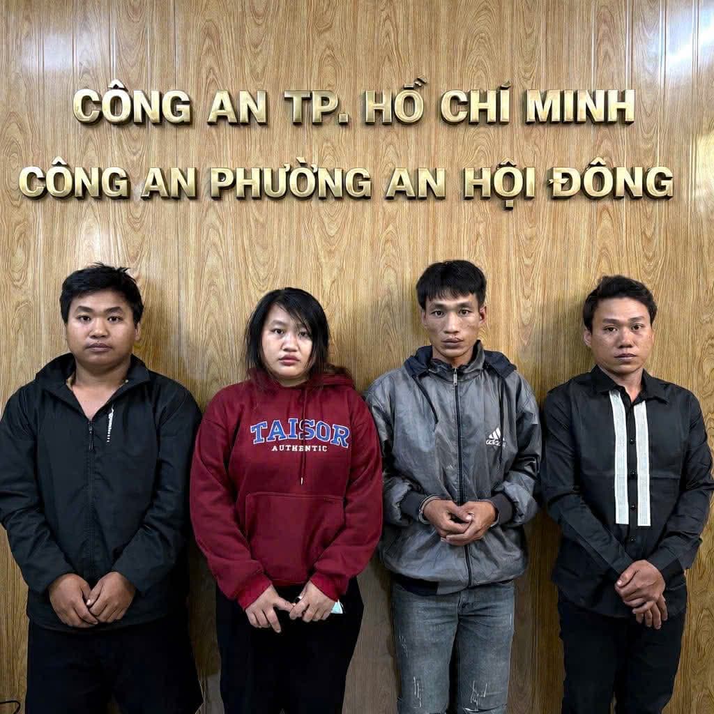 Đi chùa không phải để cầu an, nhóm thanh niên tranh thủ "bế" luôn dàn rùa khủng 10kg/con đem bán