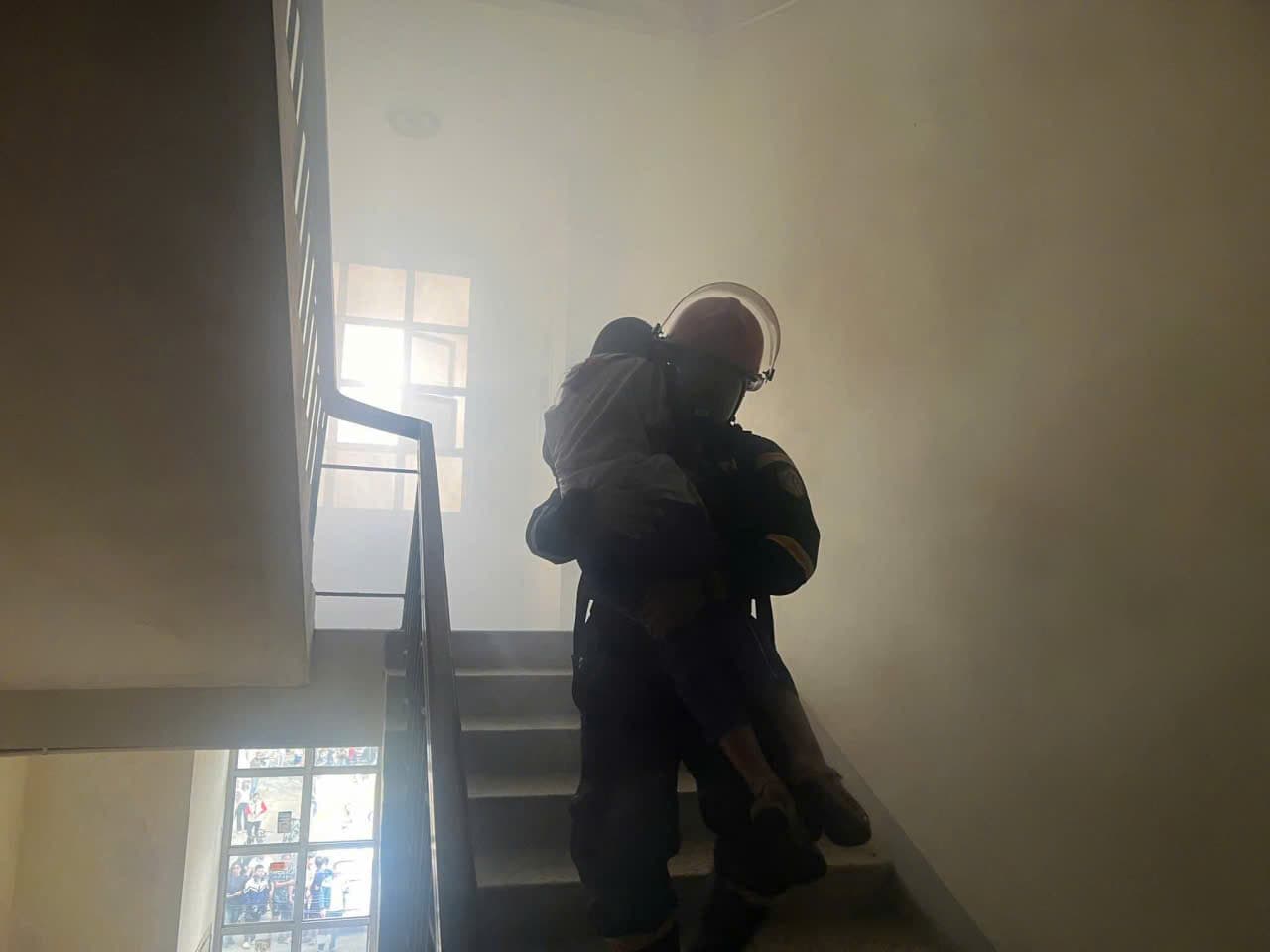 Chung cư giữa khu dân cư đông đúc bất ngờ bốc cháy