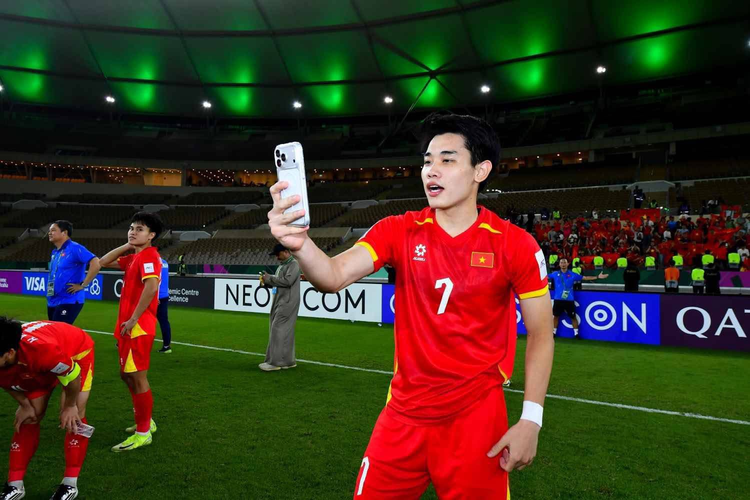 Á hậu Cẩm Ly phản ứng gì khi được gọi là "người yêu Đình Bắc"?