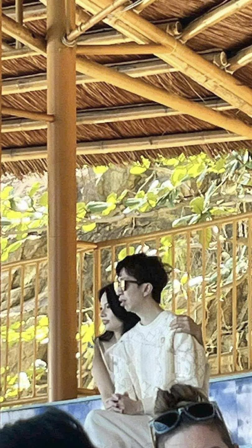 "Tóm dính" cảnh tình tứ của ViruSs và nữ trợ lý Thảo Đây ở Quy Nhơn