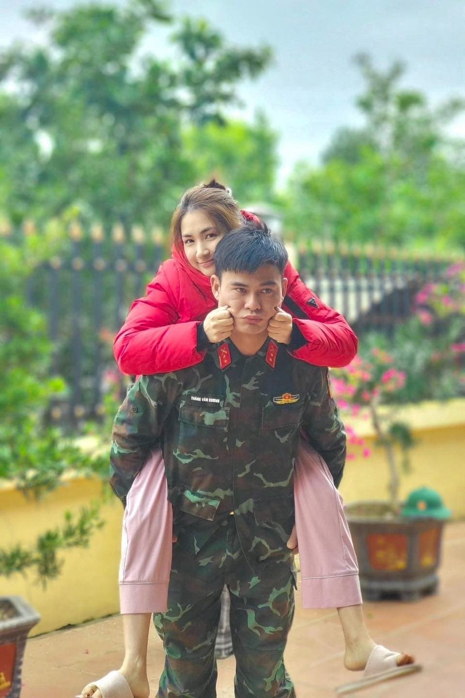 Hòa Minzy phản ứng khi bị chất vấn chuyện với ông xã Đại úy: "Có quá quắt lắm không vậy"