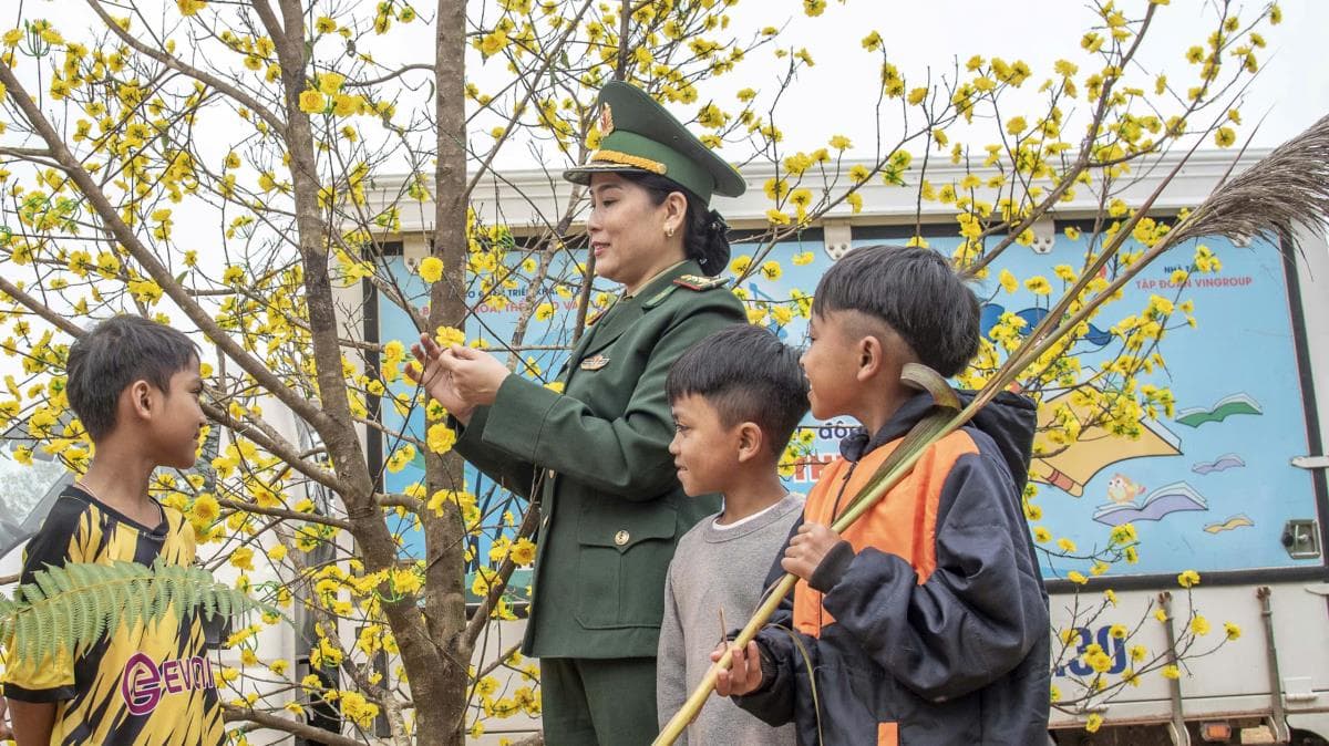 Chuyện cảm động từ những “mẹ nuôi” mang quân hàm xanh