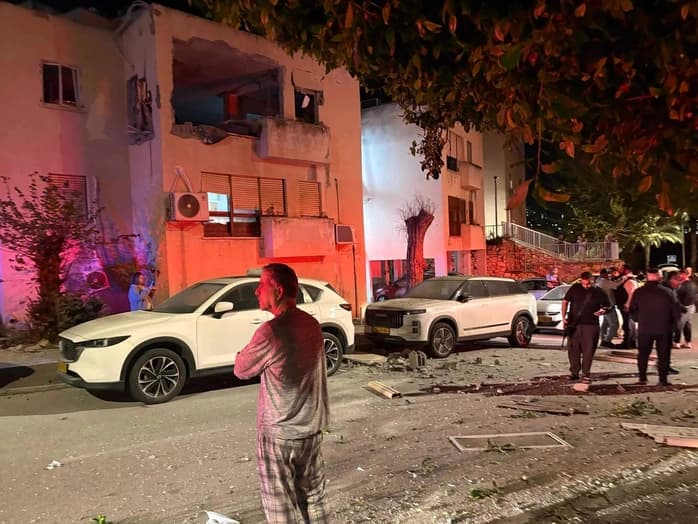 Iran tấn công tên lửa khắp Israel, nói "bất ngờ mới" còn ở phía trước