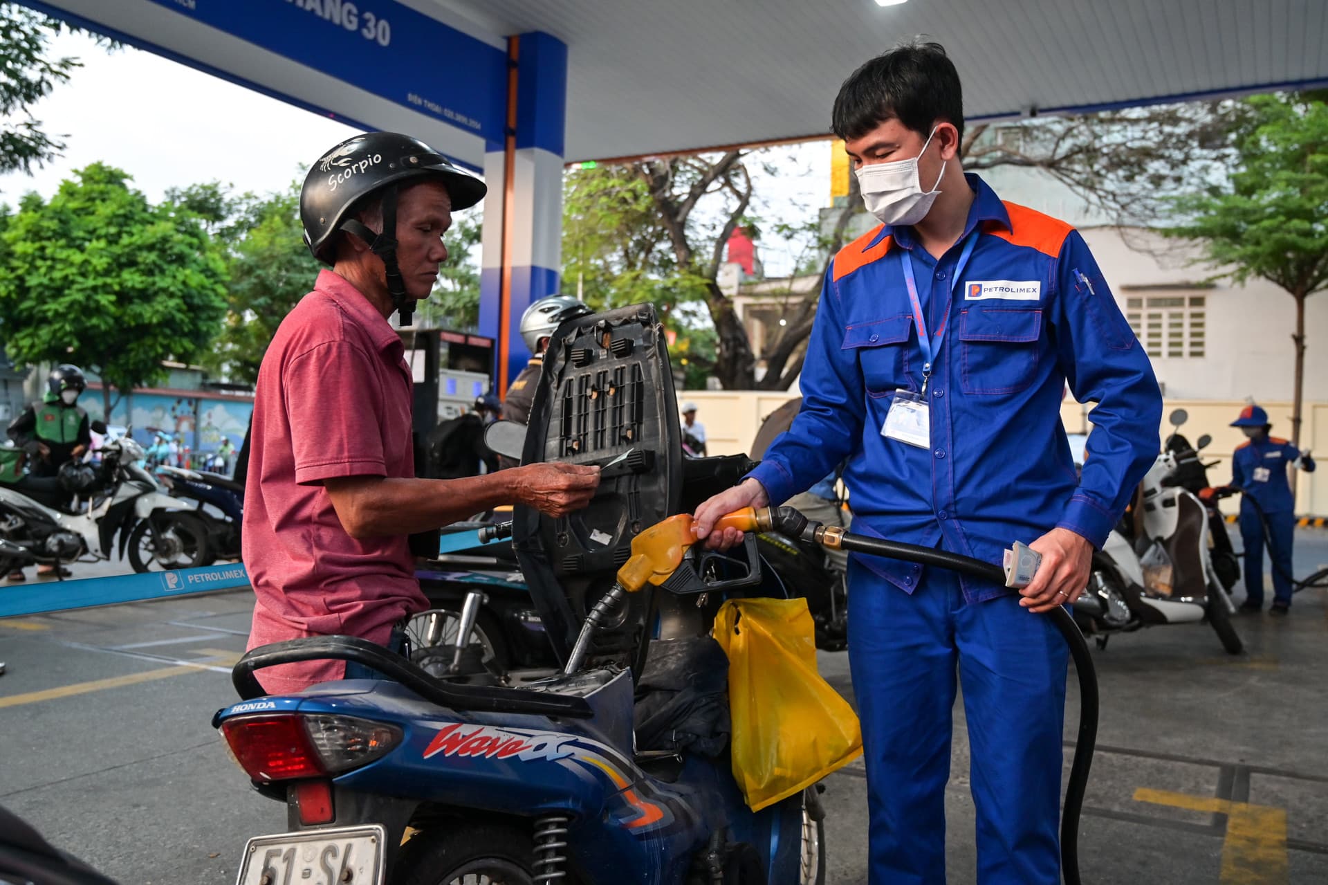 Giá xăng dầu giảm mạnh, có loại hạ tới hơn 4.000 đồng/lít