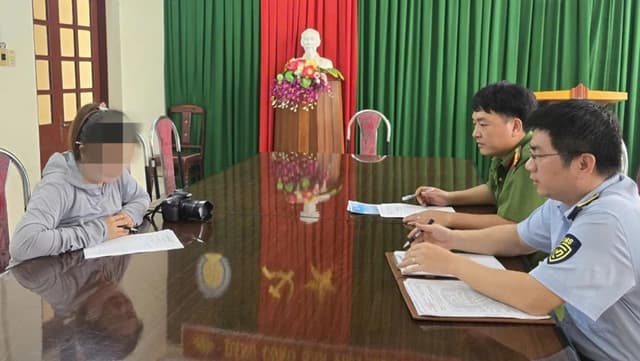 Xử phạt người phụ nữ chụp ảnh dạo chèo kéo, ép khách tại bãi biển Sầm Sơn