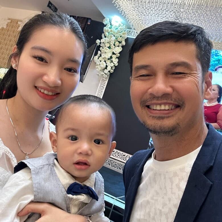 “Đại gia ngầm” Tiết Cương tiết kiệm đến mức bị gọi là keo kiệt, vợ trẻ kém 26 tuổi lên tiếng tiết lộ sự thật