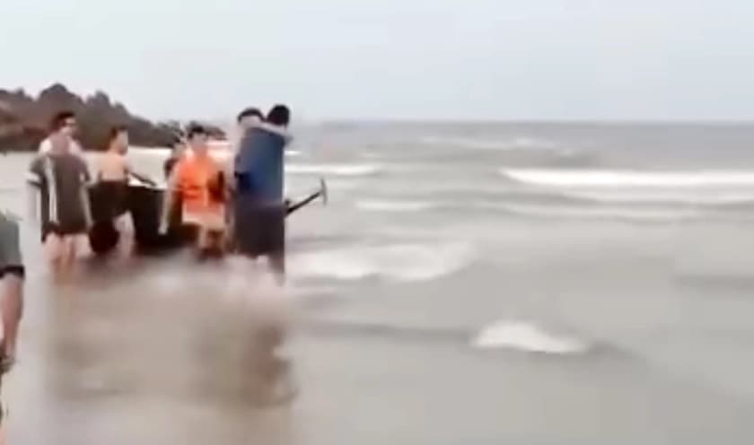 Cứu sống 2 anh em ruột bị sóng biển Cửa Lò đẩy ra xa bờ