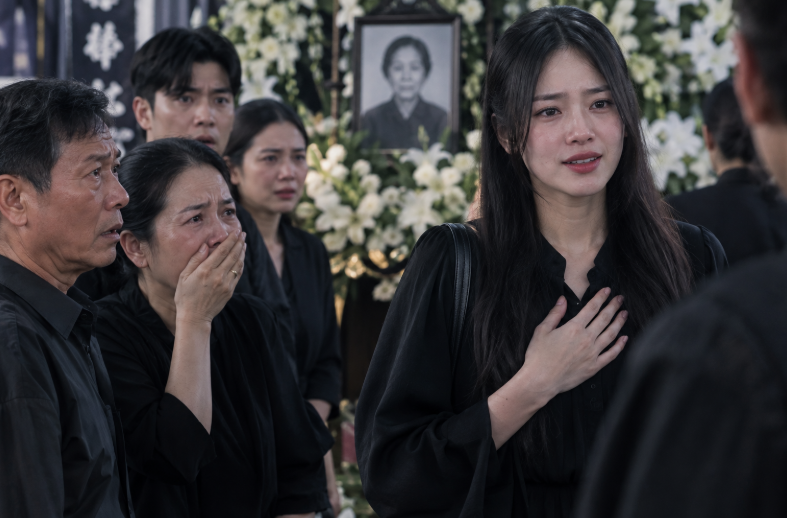 Người phụ nữ xuất hiện trong đám tang mẹ khiến cả gia đình tái mặt khi nghe cô ấy xưng một tiếng