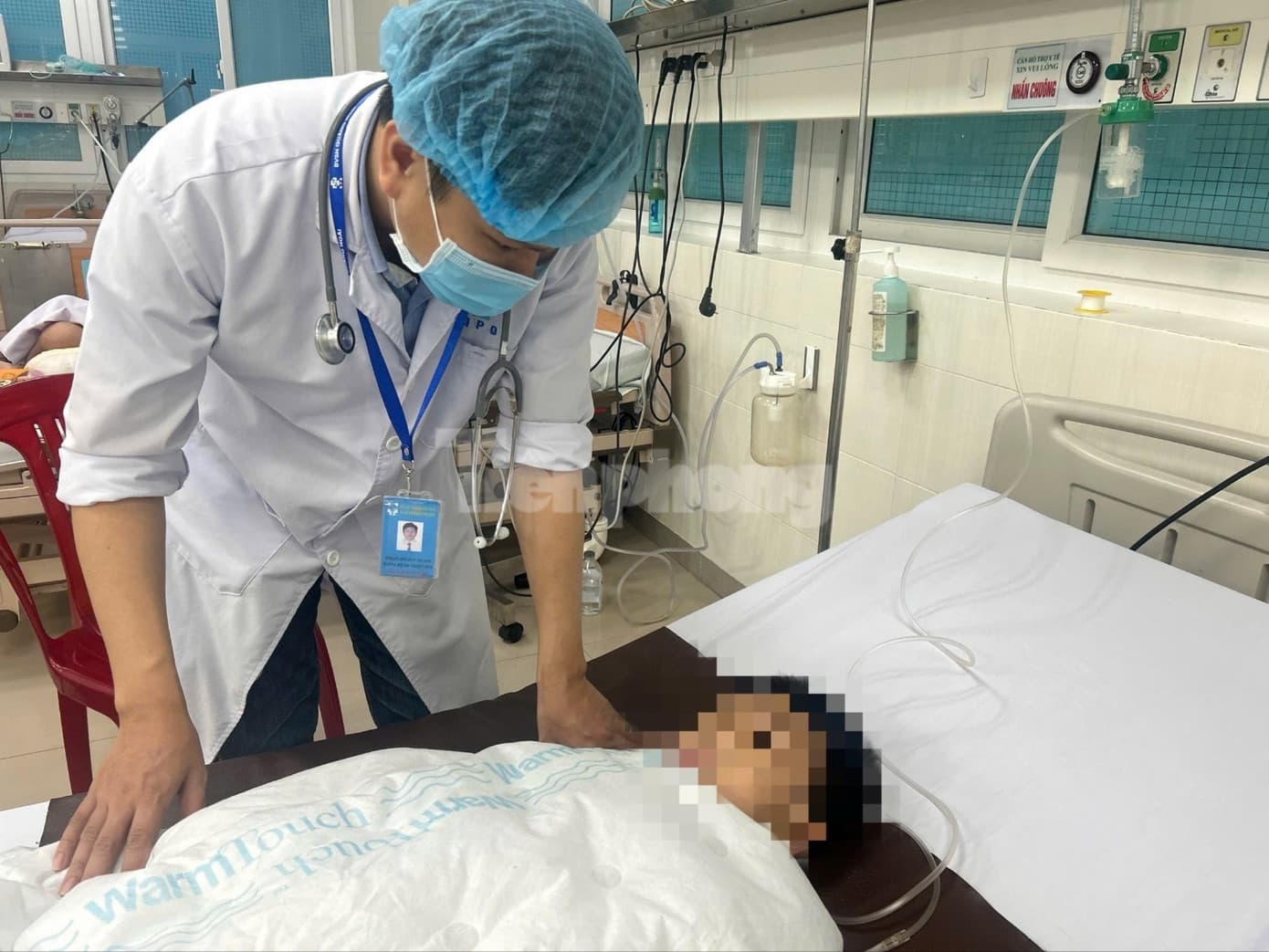 Người đàn ông ôm hai cháu nhỏ nhảy cầu, một cháu không qua khỏi