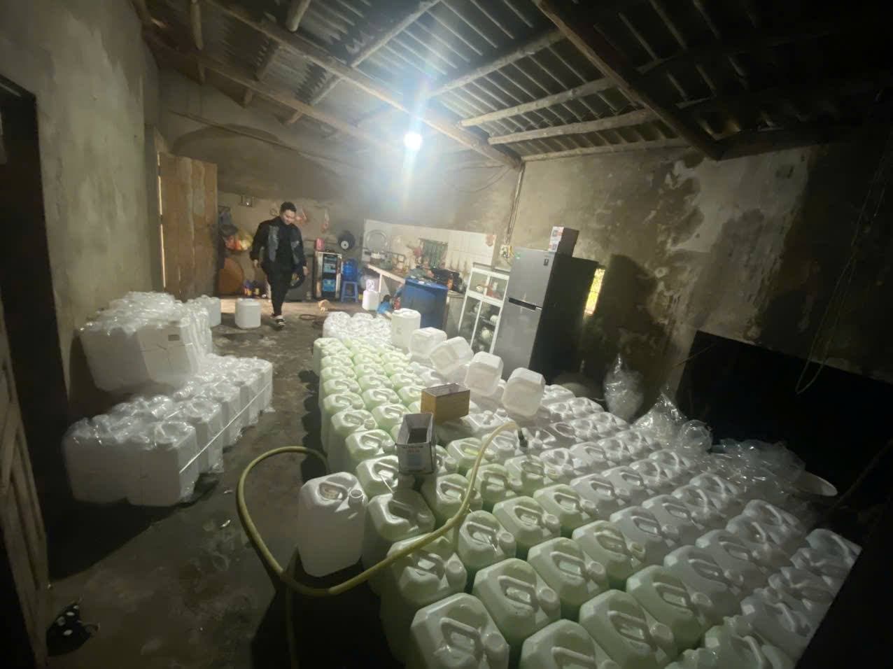 Công an bất ngờ phát hiện 44 can nhựa chứa dung dịch màu xanh trong căn nhà ẩm thấp: Thứ quen mặt, nhiều người tìm mua dịp Tết